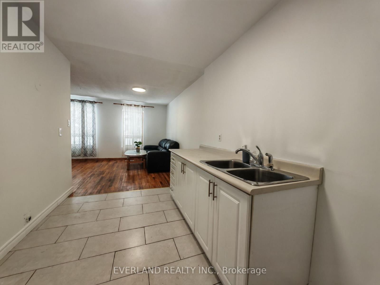 18 CAMBERLEY COURT Image 5