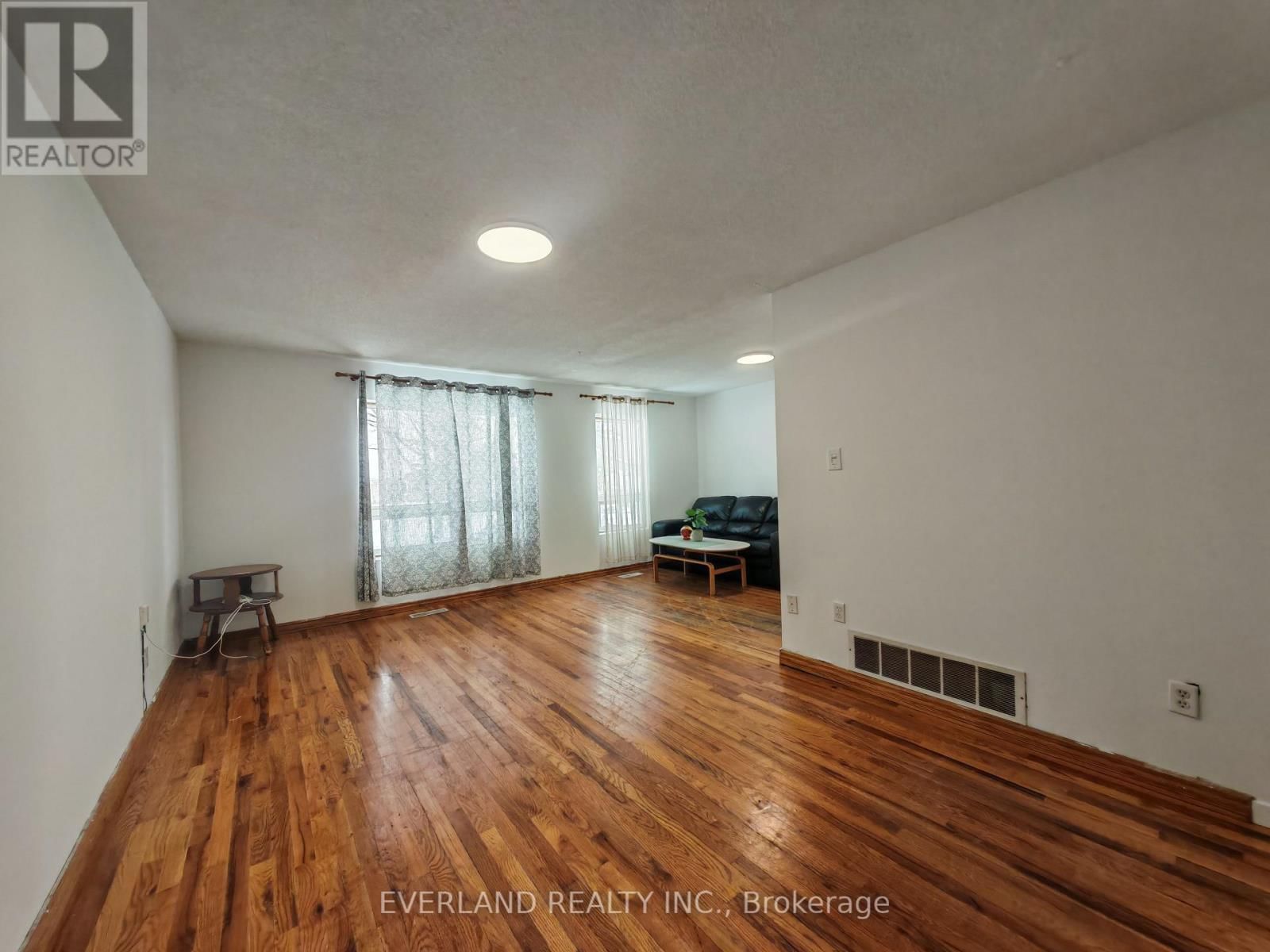 18 CAMBERLEY COURT Image 8