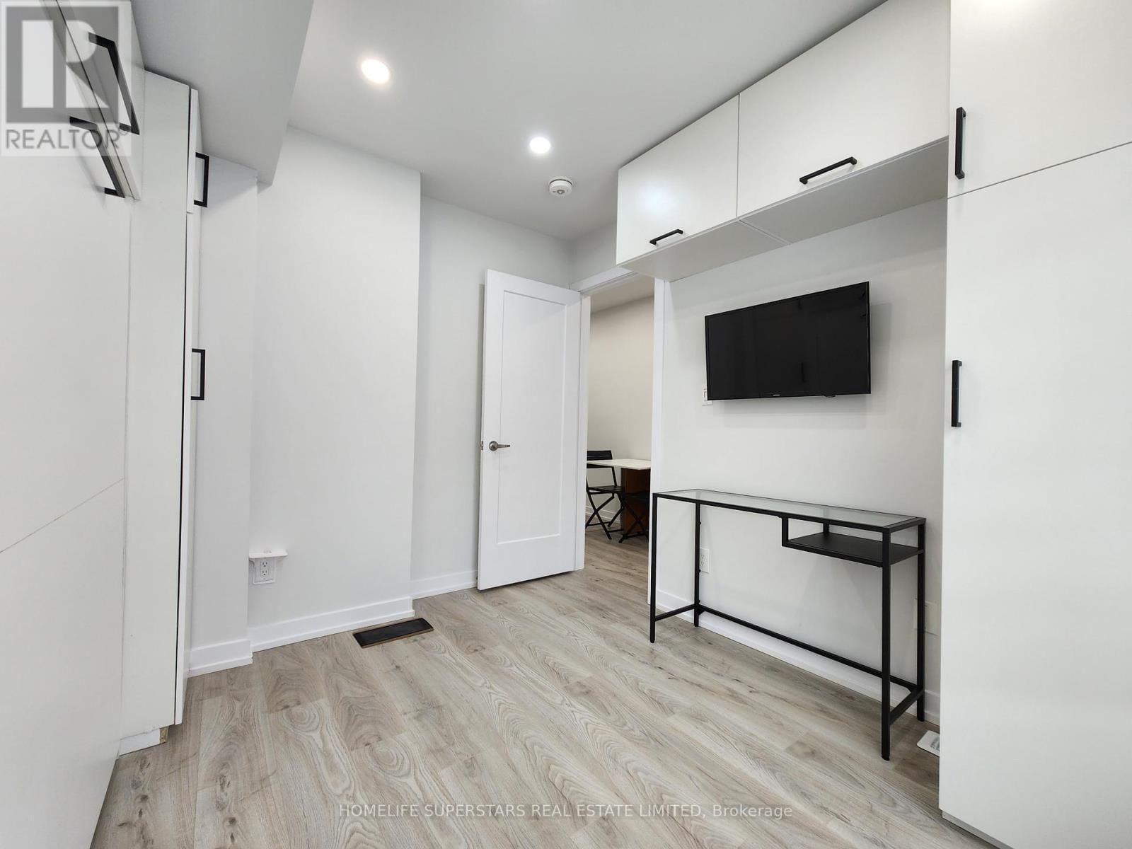 40 AKIL THOMAS GARDENS Image 42