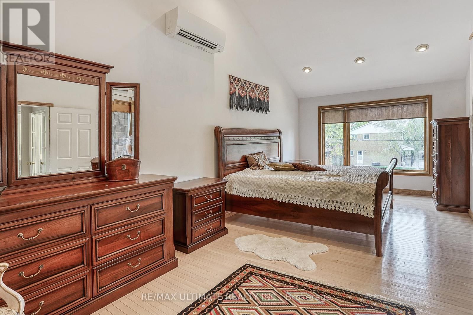 103 WEIR CRESCENT Image 26