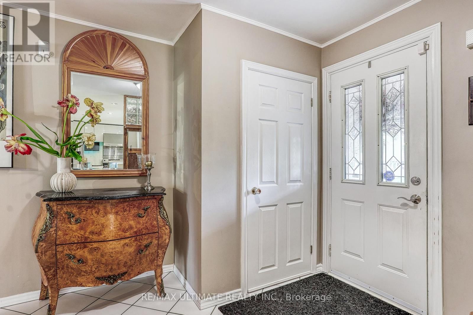 103 WEIR CRESCENT Image 3