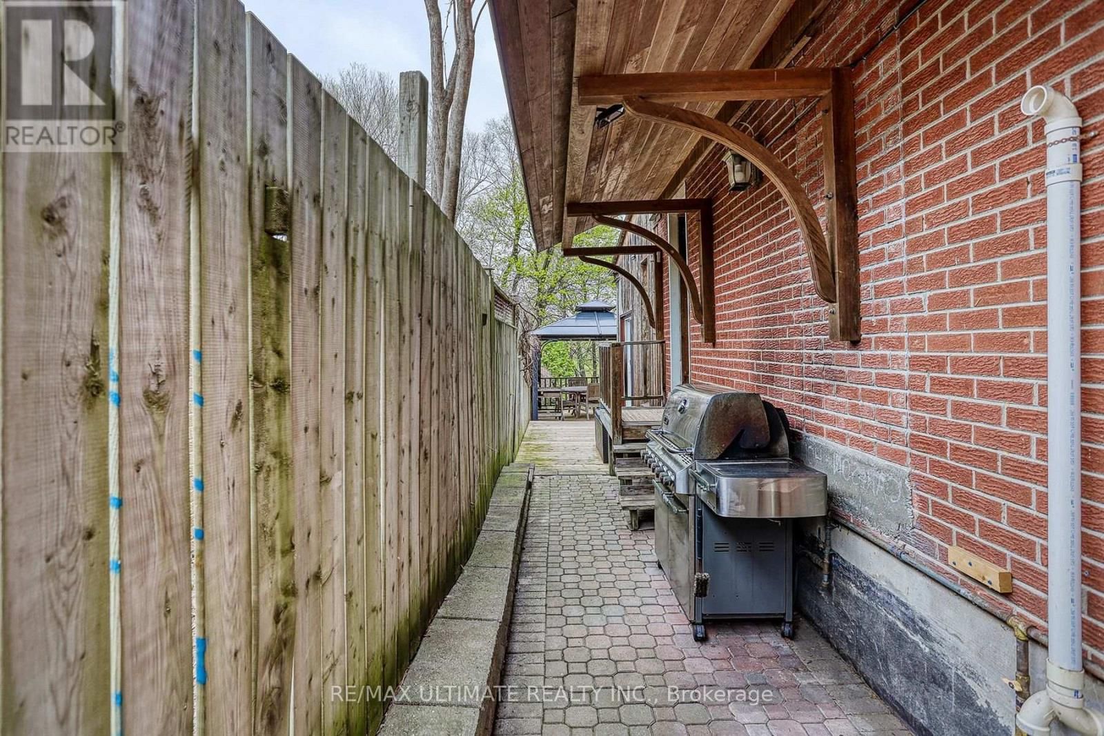 103 WEIR CRESCENT Image 35