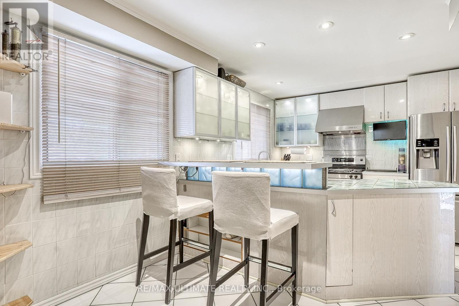 103 WEIR CRESCENT Image 4