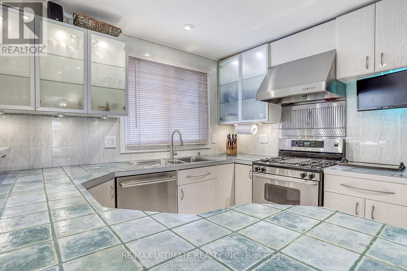 103 WEIR CRESCENT Image 6