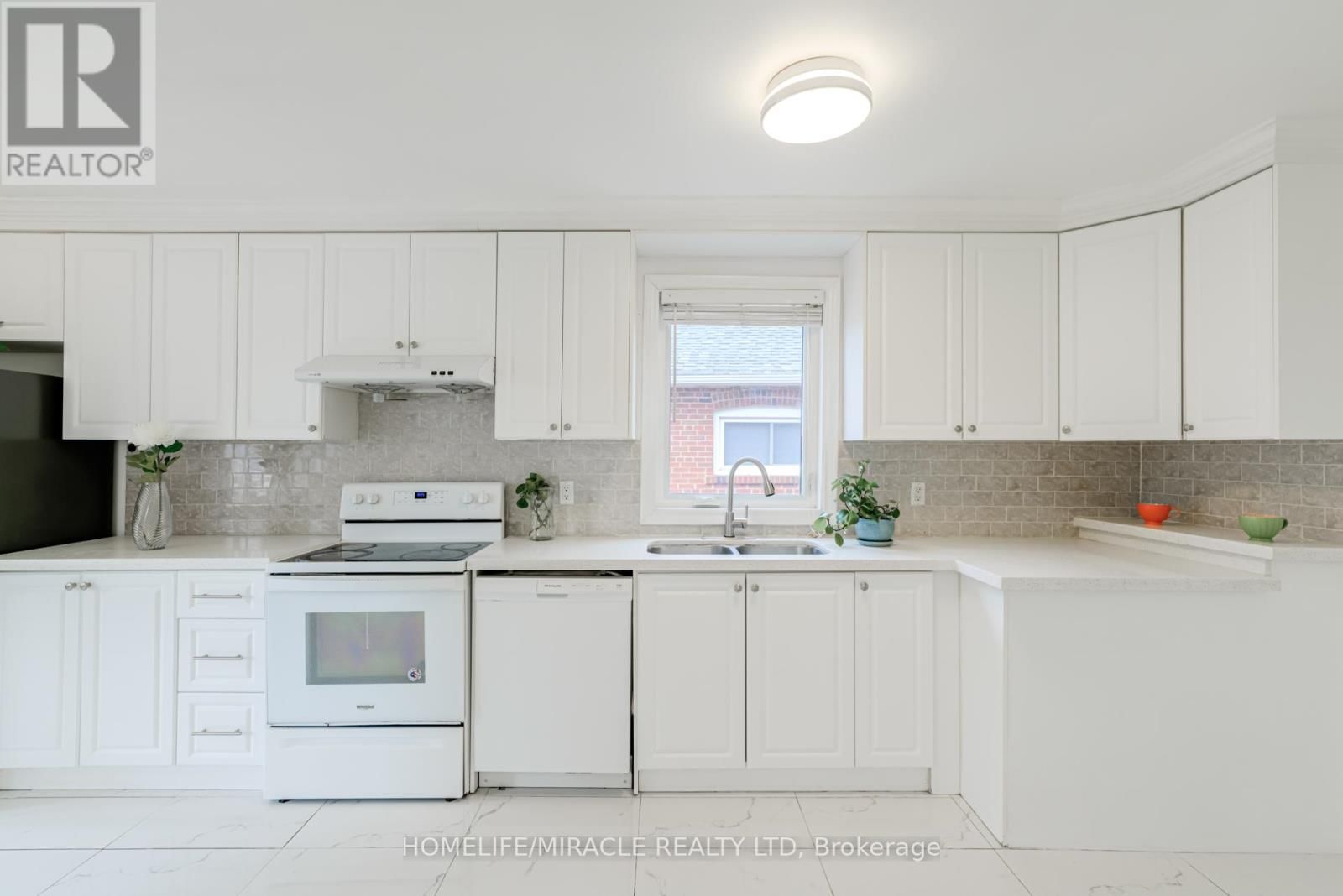 30 YORKSHIRE ROAD Image 13