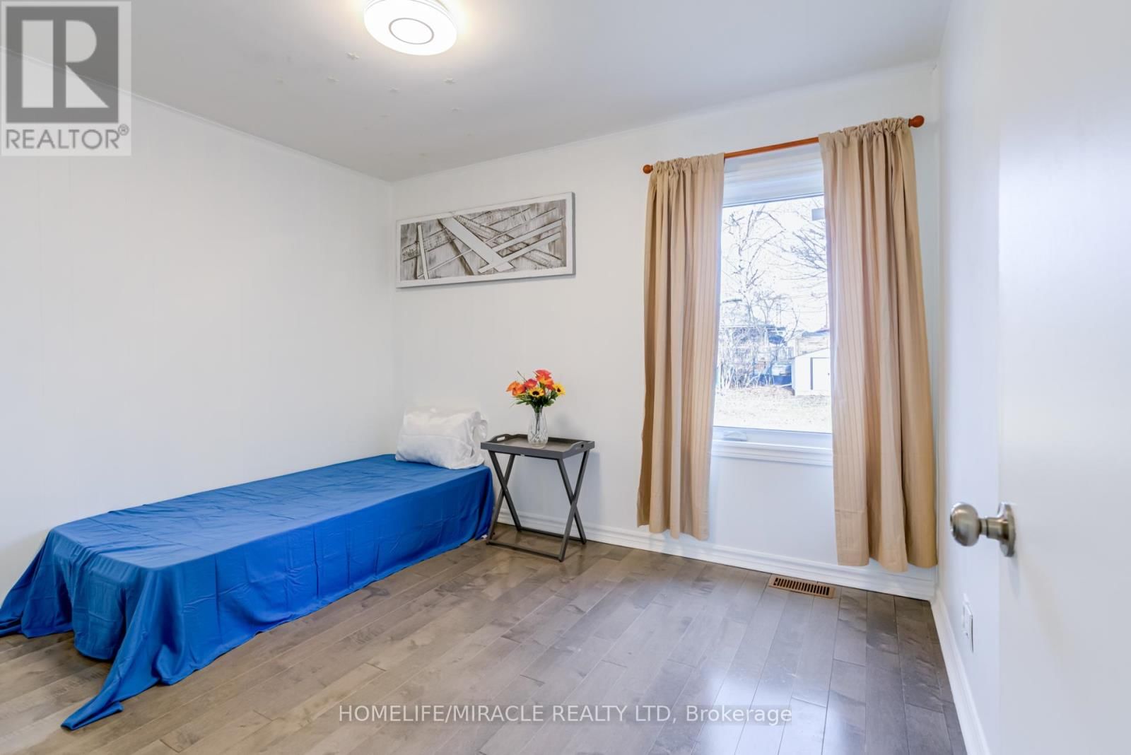 30 YORKSHIRE ROAD Image 22