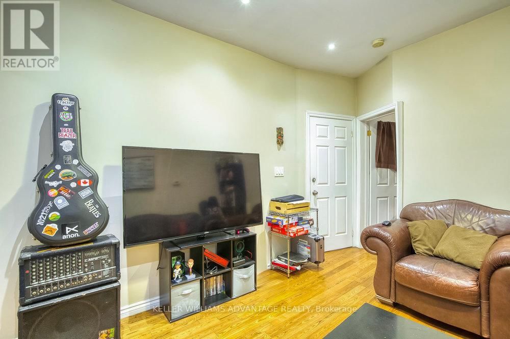 218 BROADVIEW AVENUE Image 8