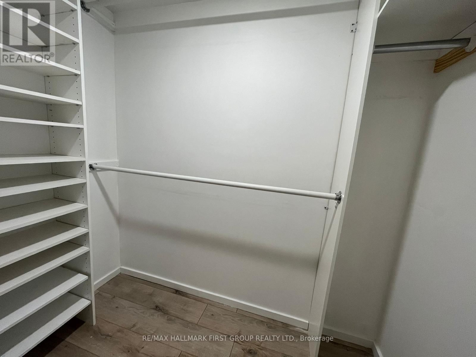 141 - 1010 GLEN STREET Image 23