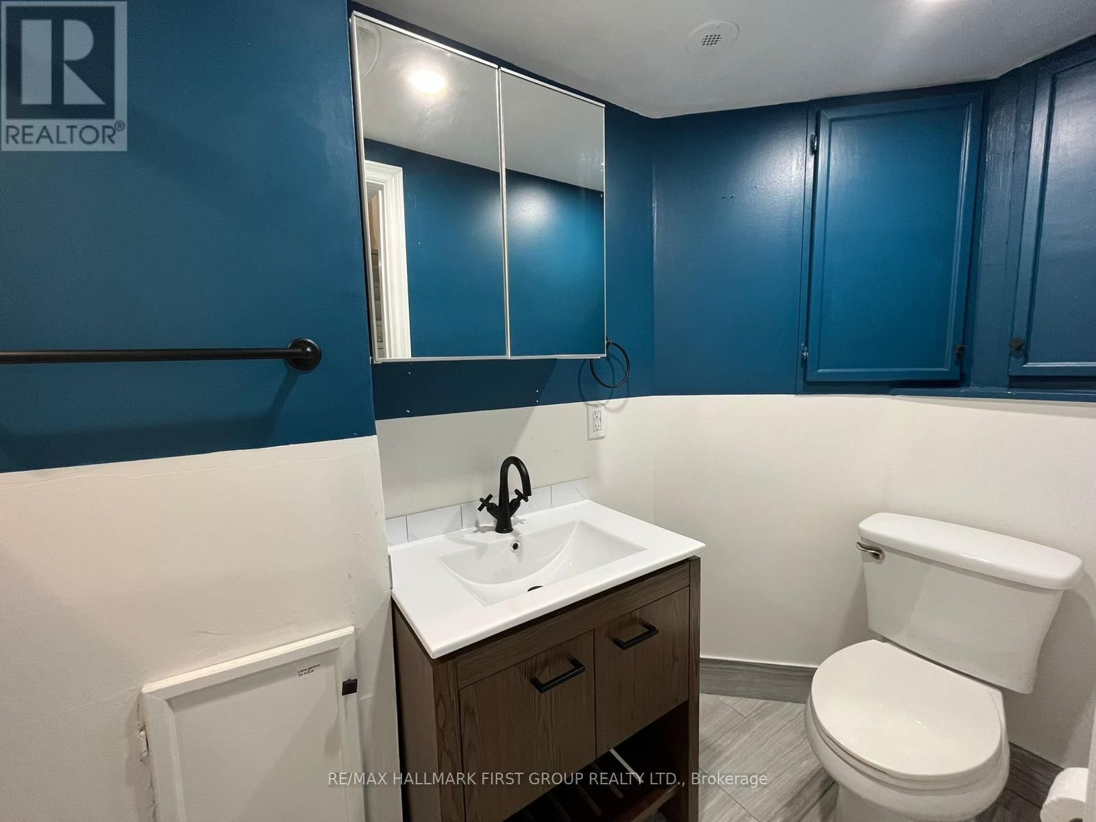 141 - 1010 GLEN STREET Image 25