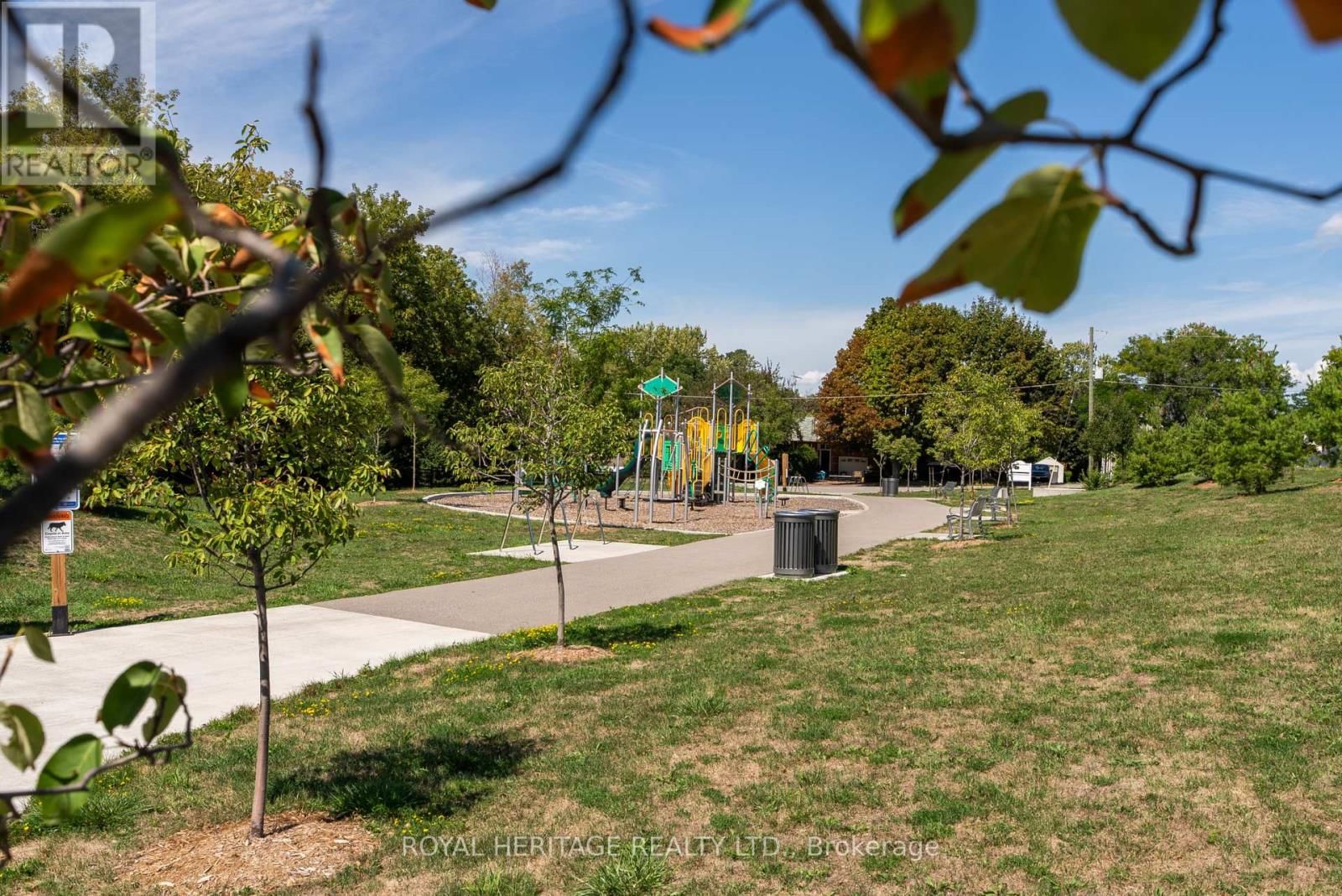 394 CENTRE STREET SOUTH Image 15