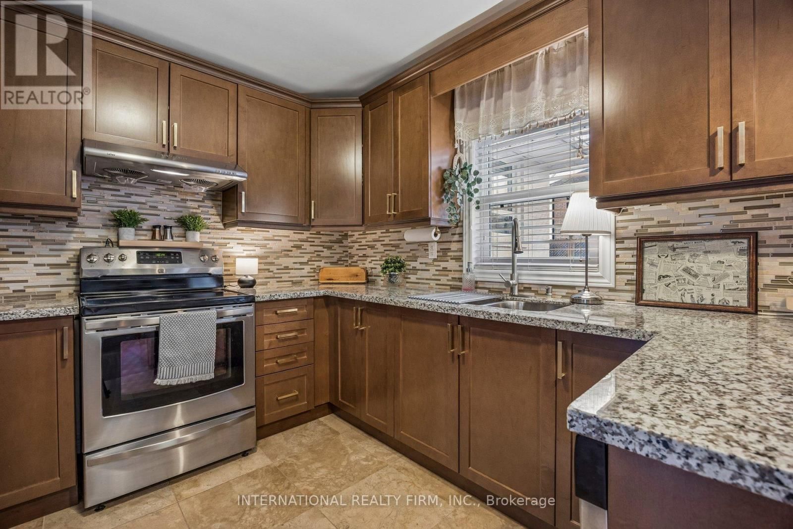 48 HOLFORD CRESCENT Image 16