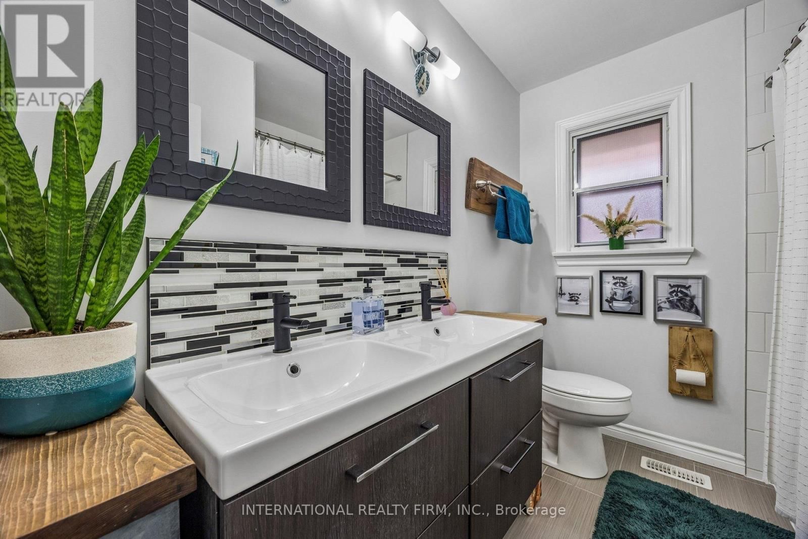 48 HOLFORD CRESCENT Image 25