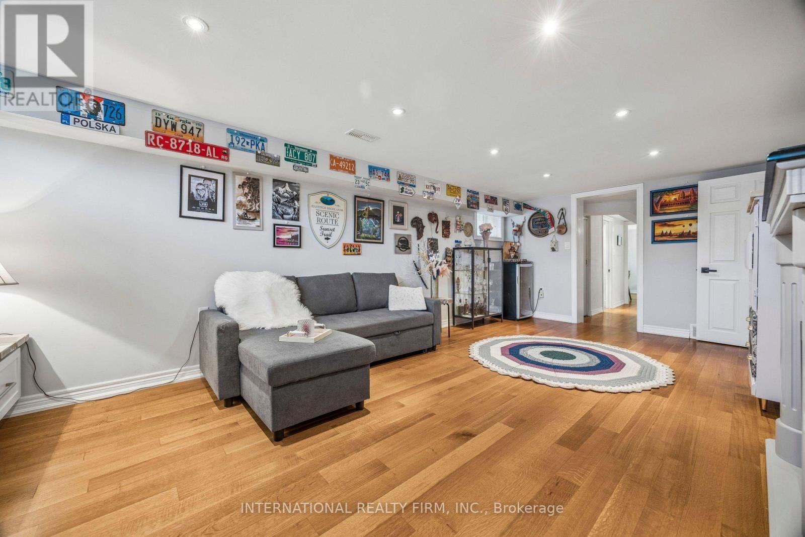 48 HOLFORD CRESCENT Image 29