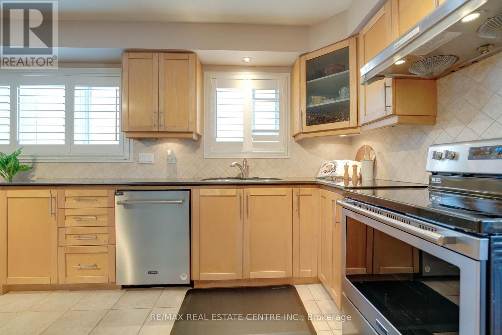 37 STATESMAN SQUARE Image 13