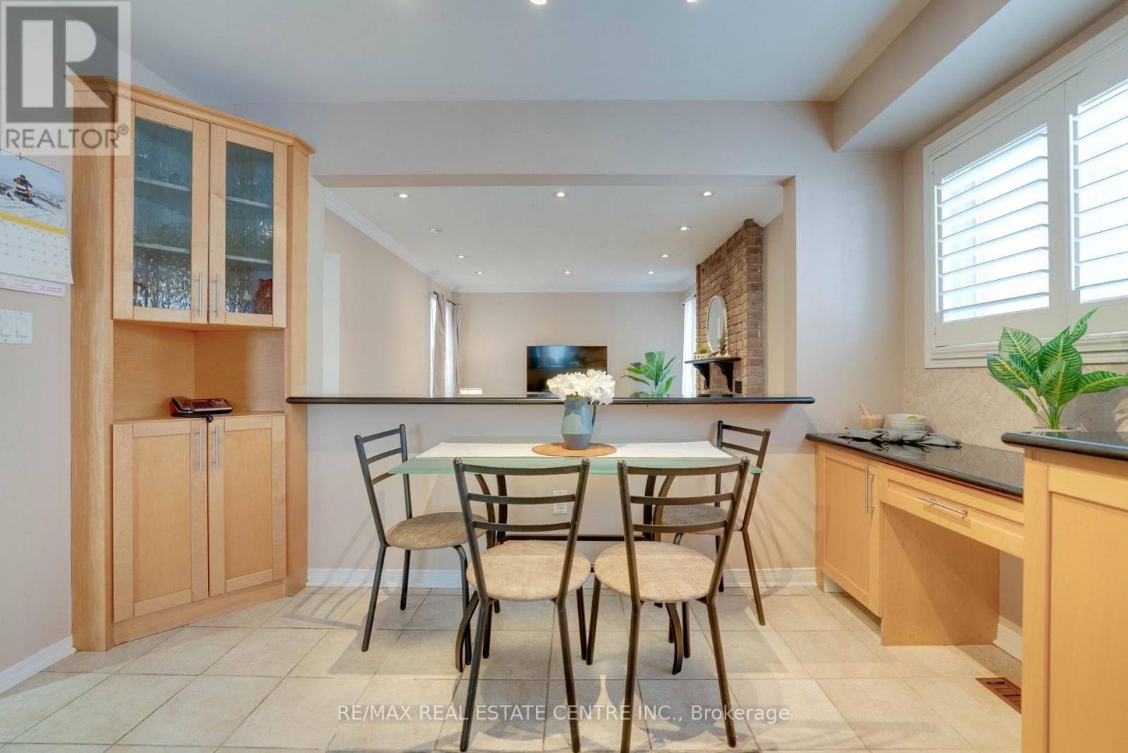 37 STATESMAN SQUARE Image 15