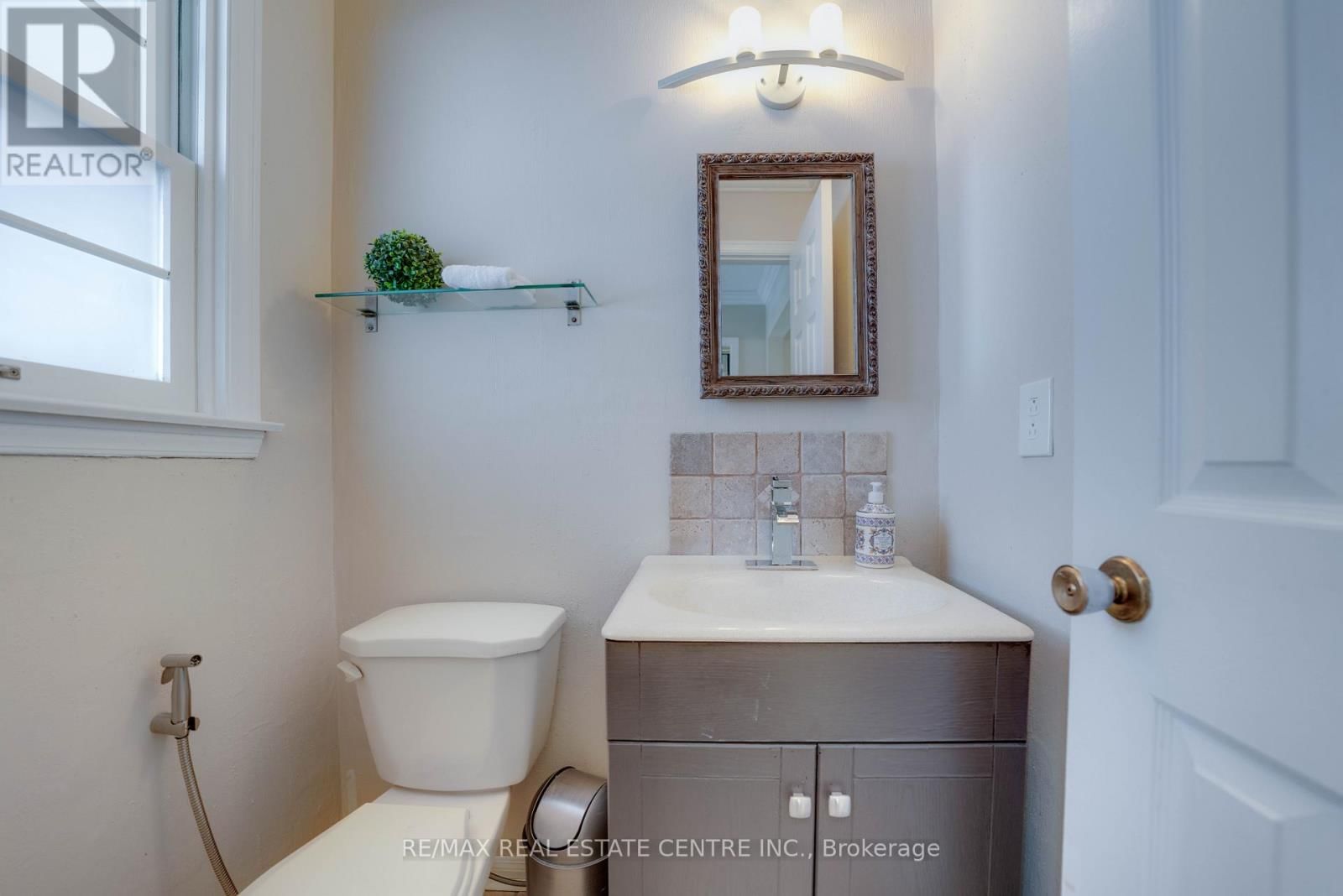 37 STATESMAN SQUARE Image 17