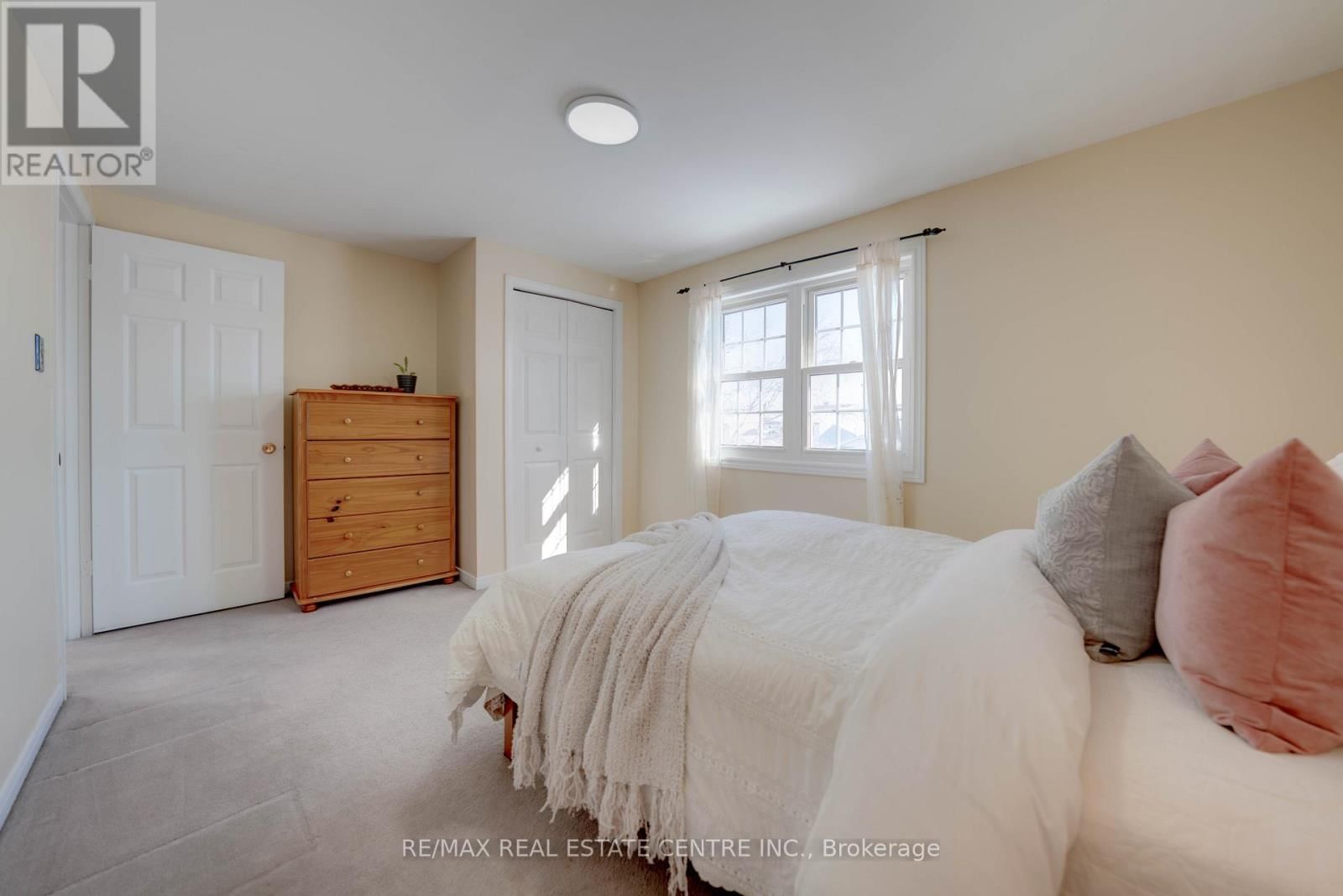 37 STATESMAN SQUARE Image 25