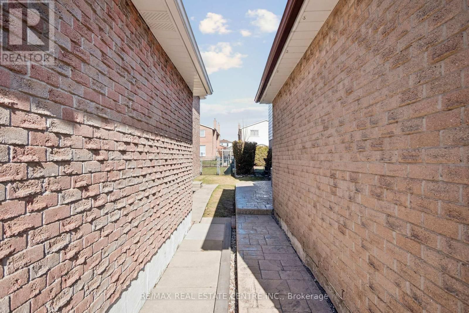 37 STATESMAN SQUARE Image 41