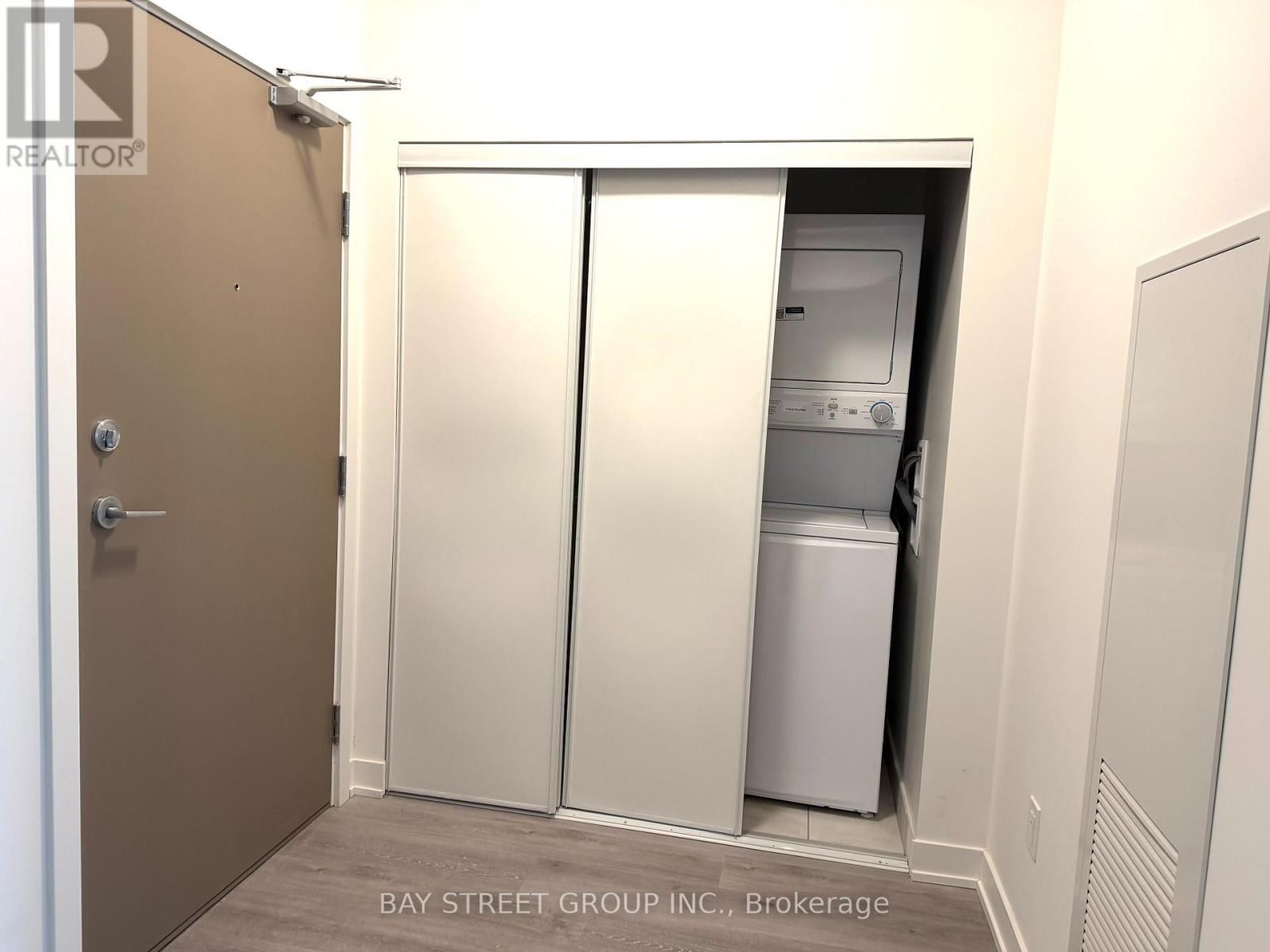 211 - 1010 SANDY BEACH ROAD Image 17