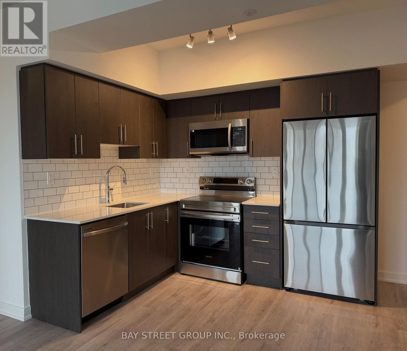 211 - 1010 SANDY BEACH ROAD Image 5