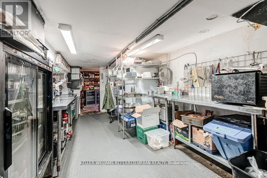 1118 QUEEN STREET EAST Image 44