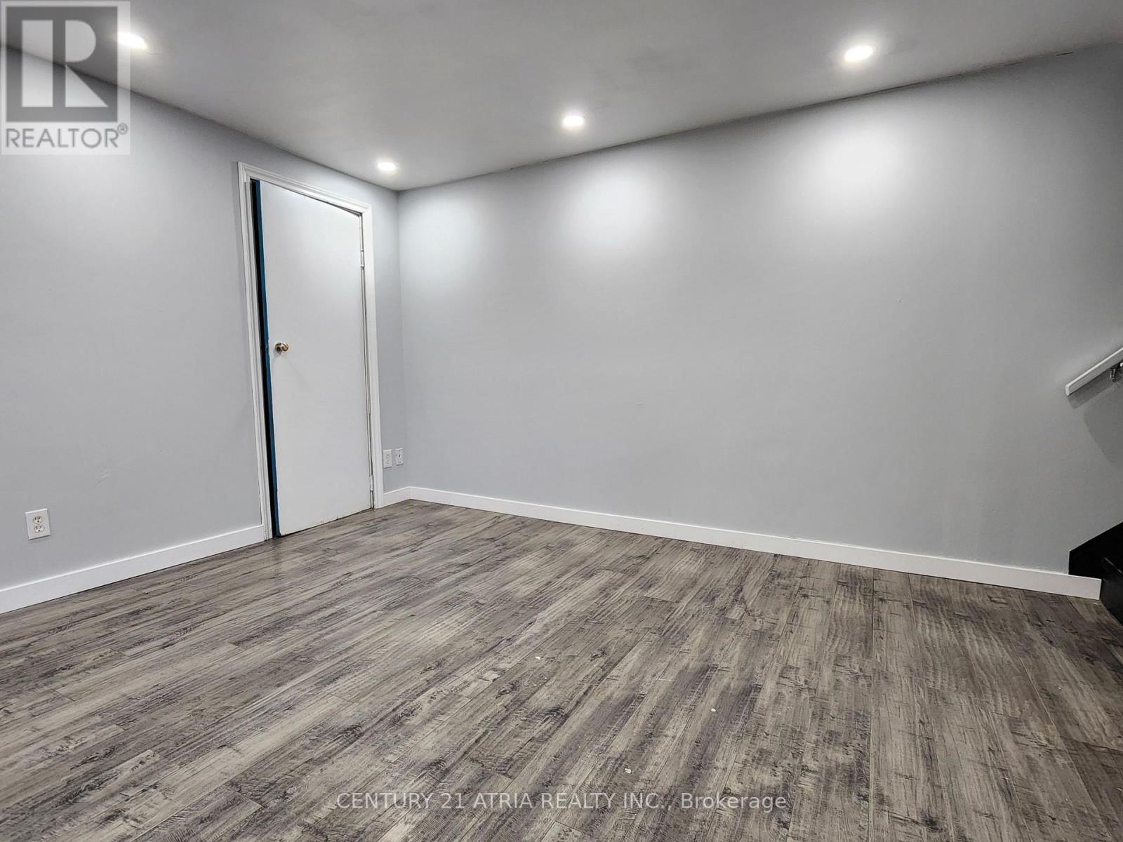 BSMT - 49 LAWRENCE CRESCENT Image 11