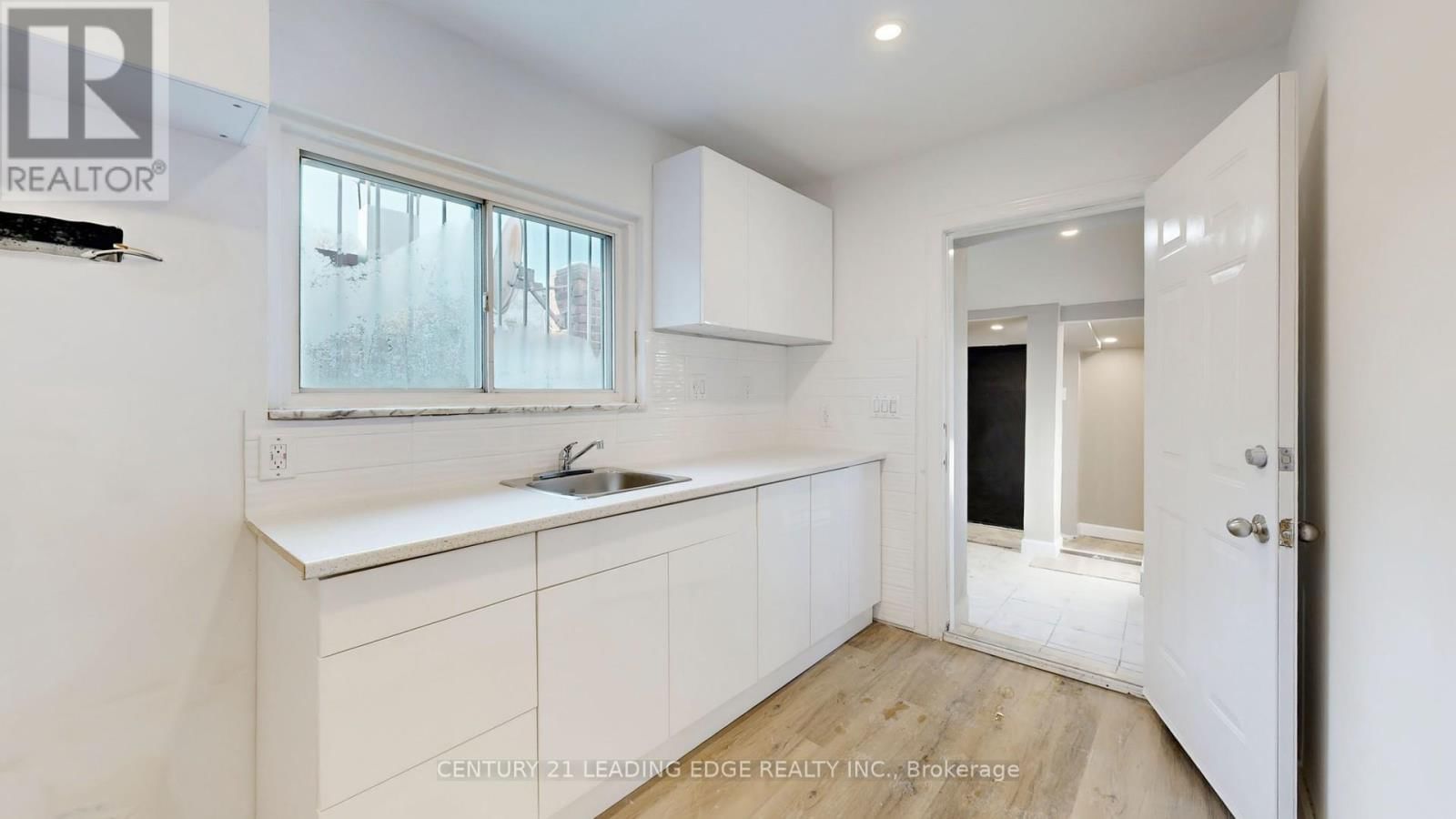 1048 GERRARD STREET EAST Image 26