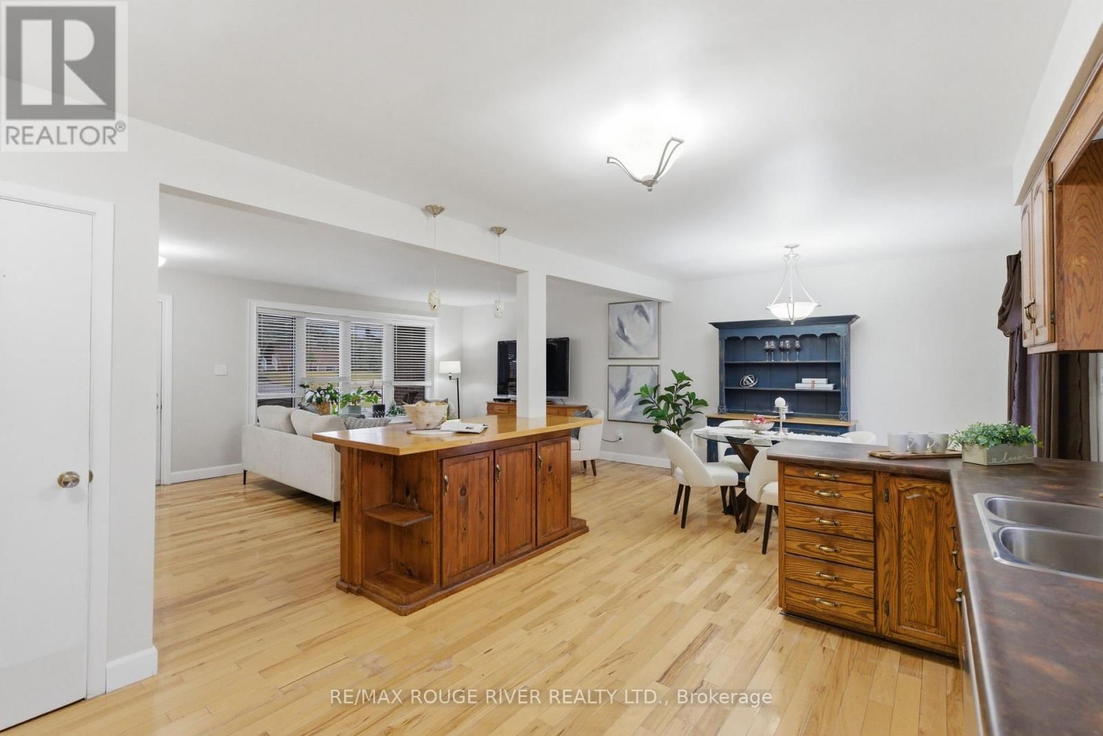 98 APPLEWOOD CRESCENT Image 13