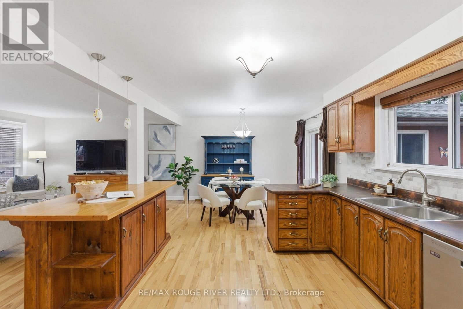 98 APPLEWOOD CRESCENT Image 14