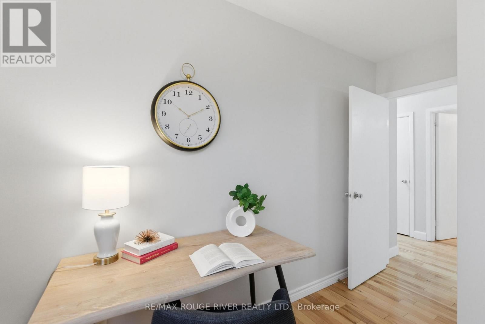 98 APPLEWOOD CRESCENT Image 24