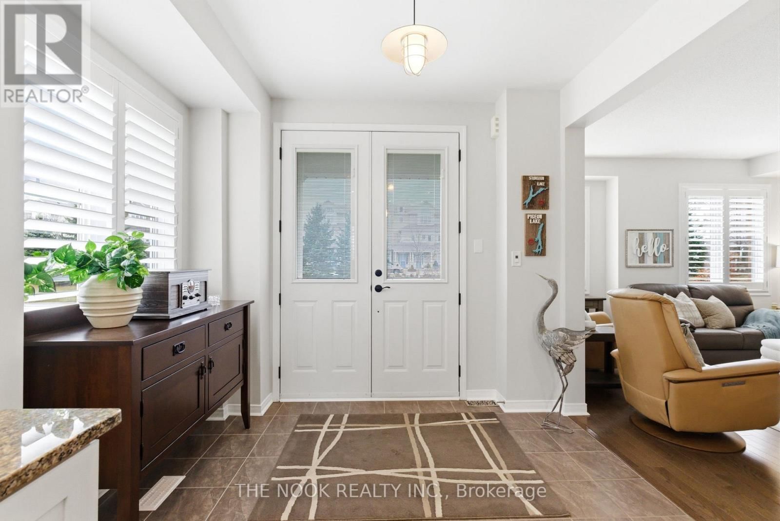 320 LAKEBREEZE DRIVE NORTH Image 2