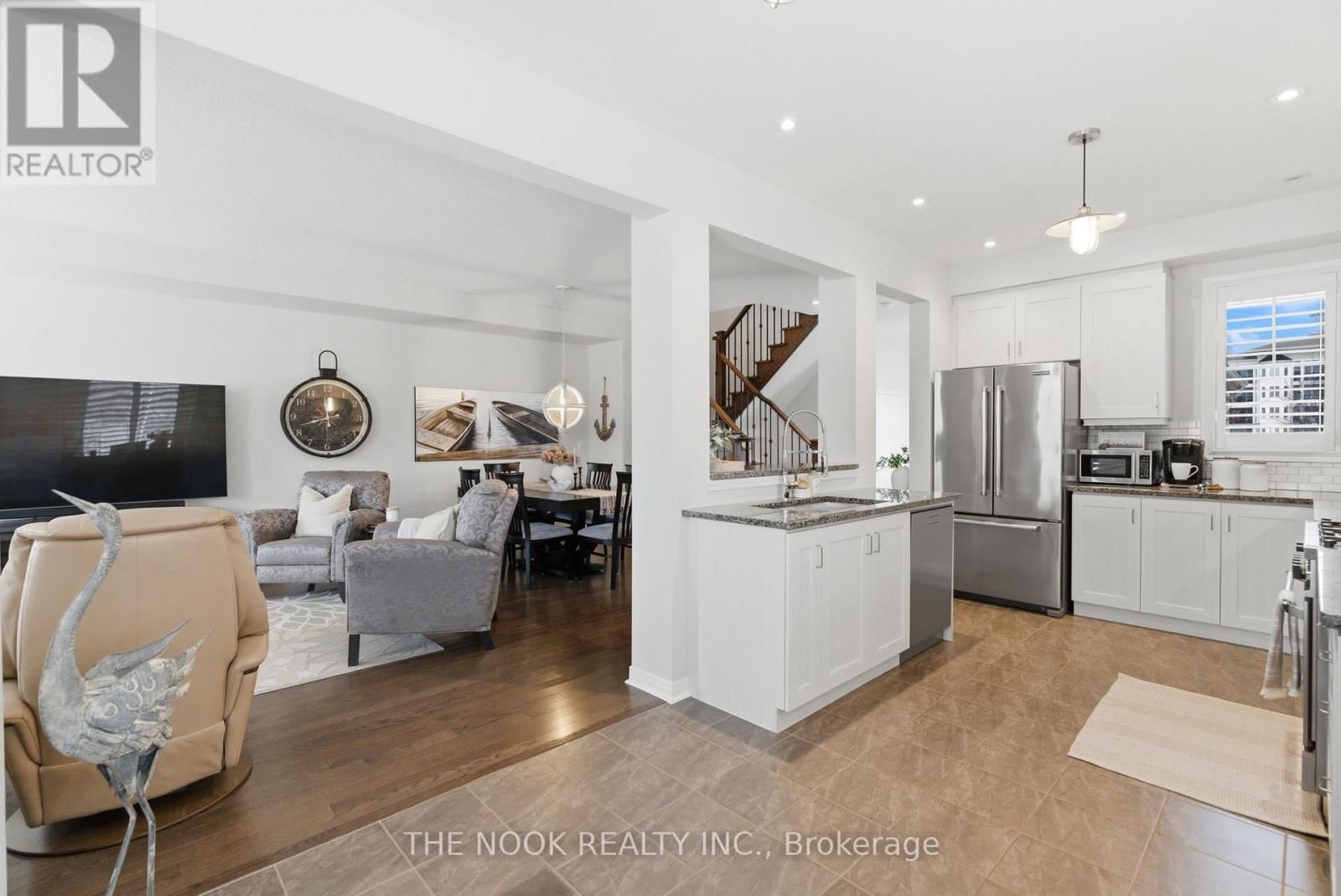 320 LAKEBREEZE DRIVE NORTH Image 3