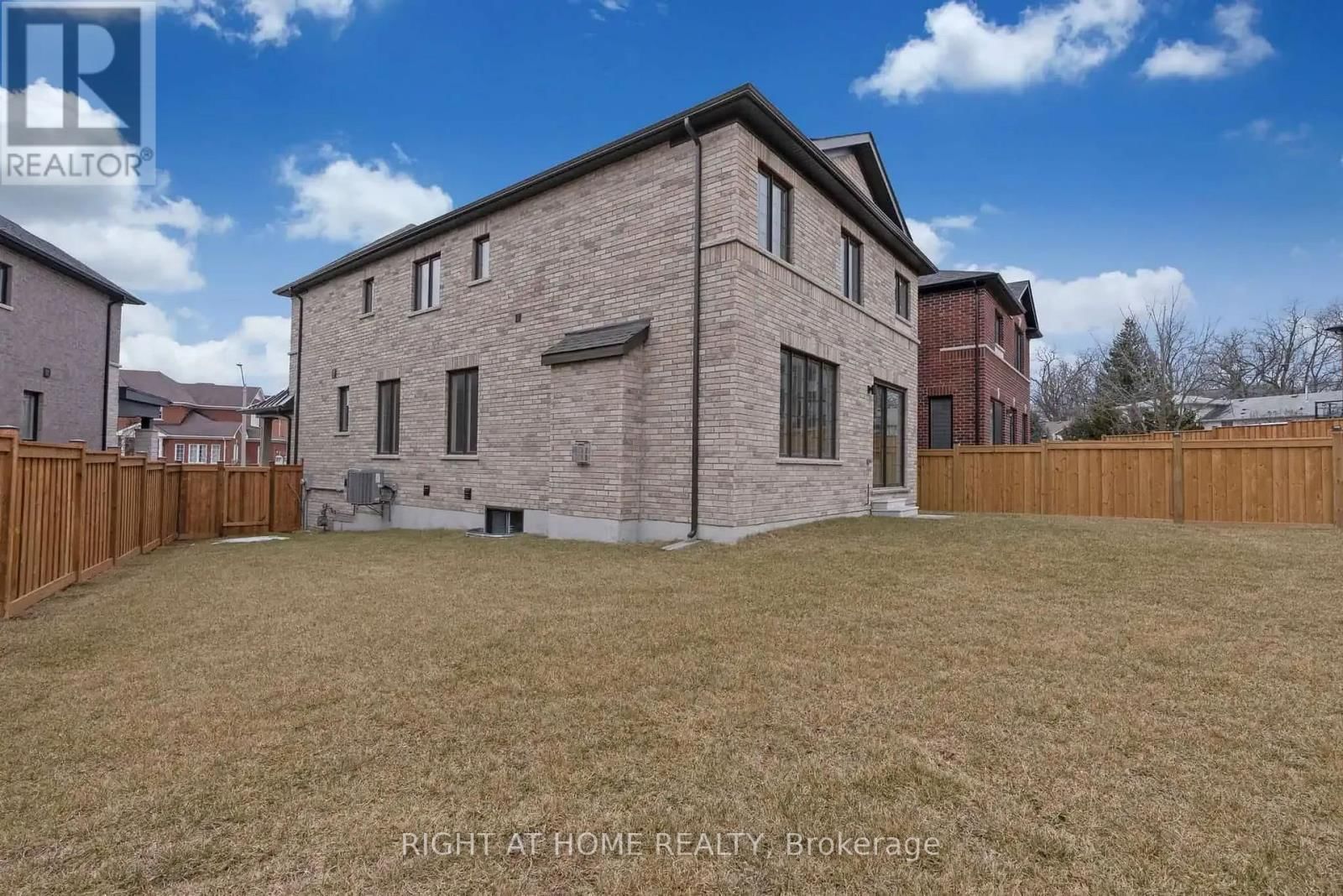 135 COURVIER CRESCENT Image 40