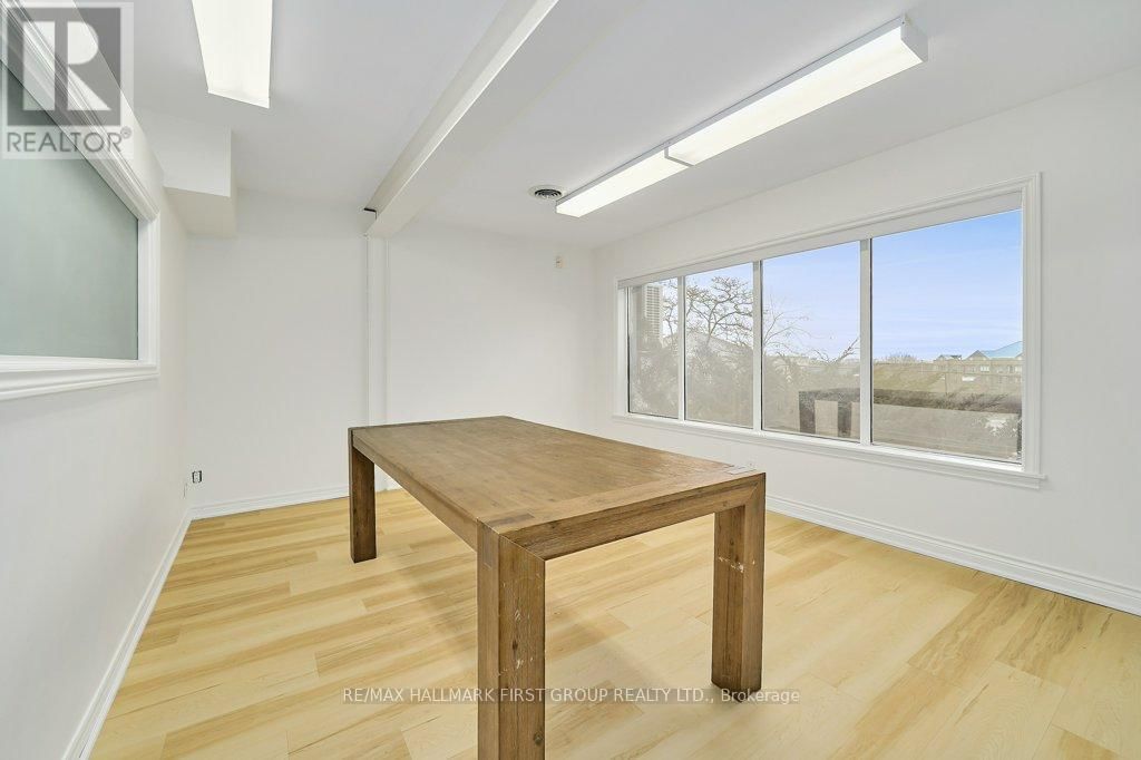 3020 BROCK STREET NORTH Image 21