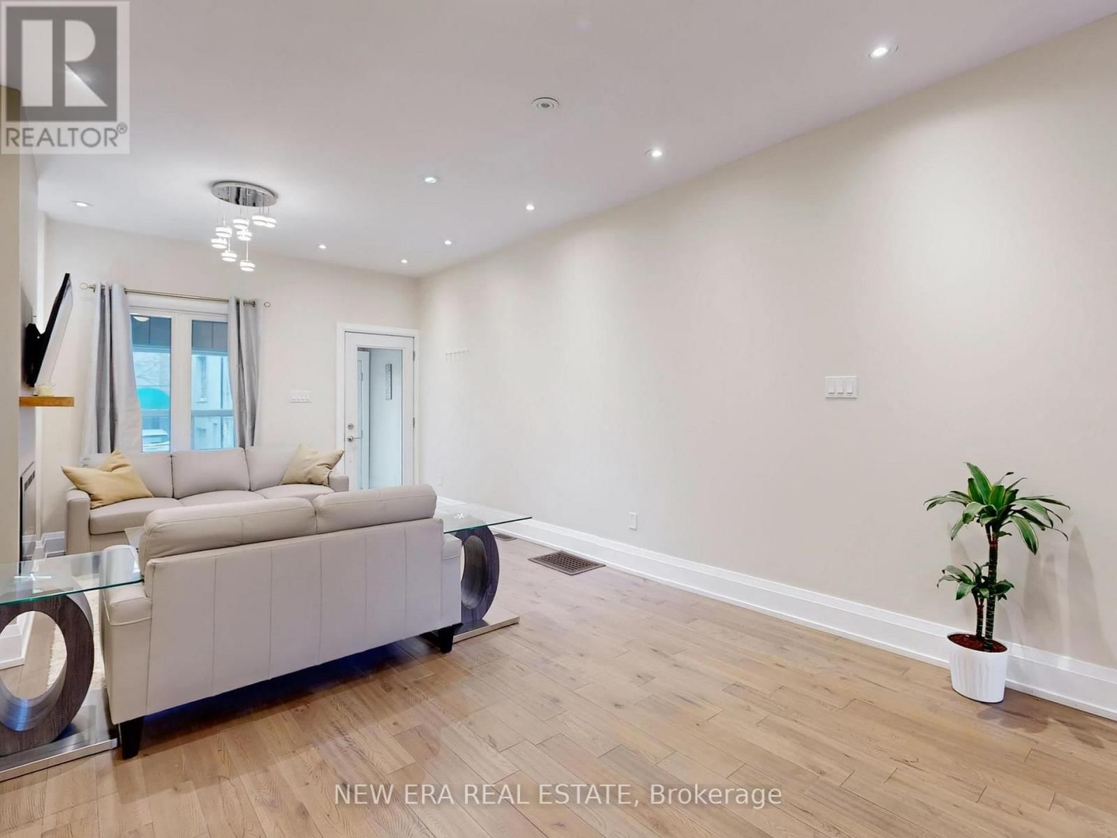 75 LAING STREET Image 8