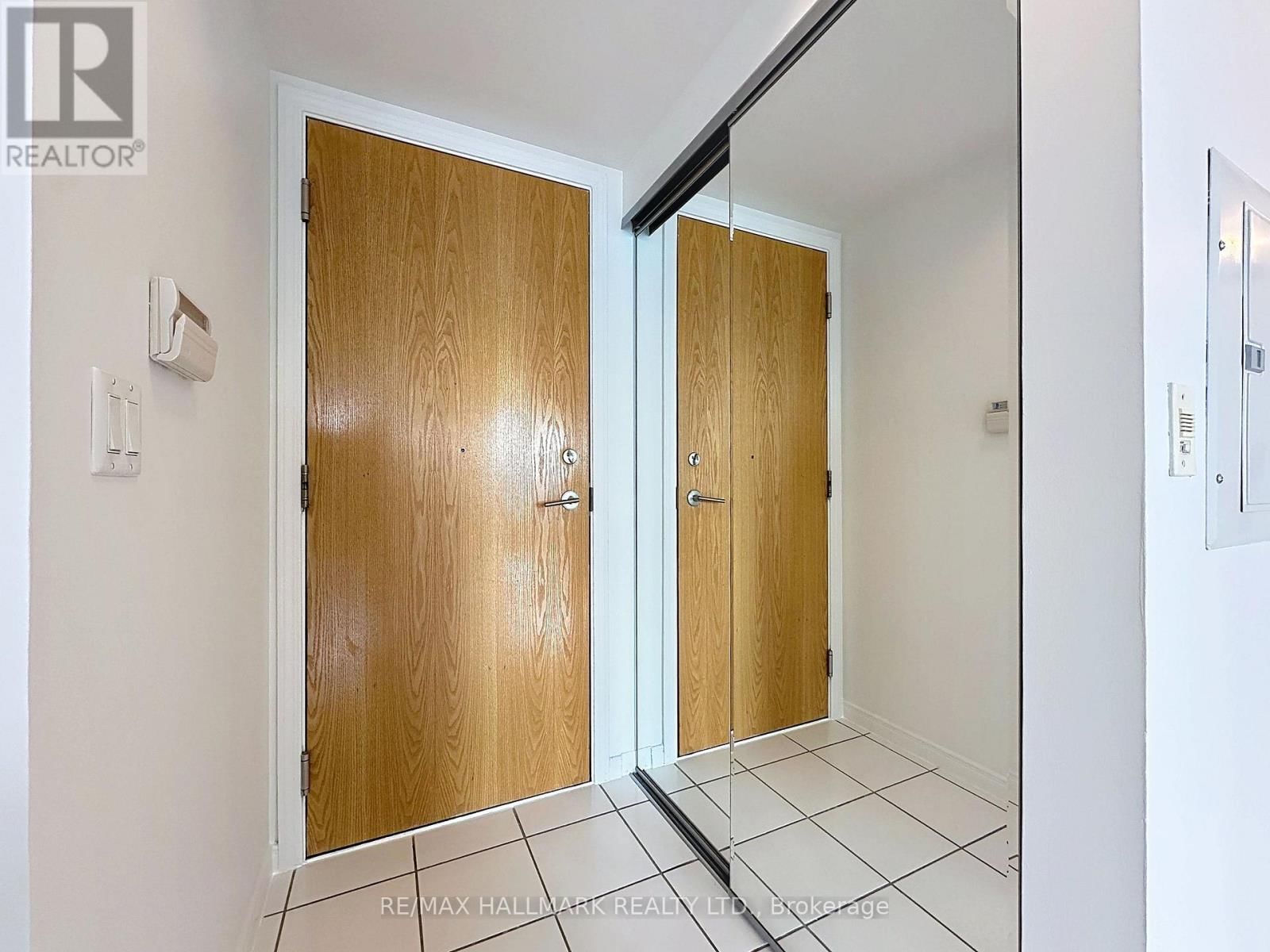 208 - 340 WATSON STREET WEST Image 4