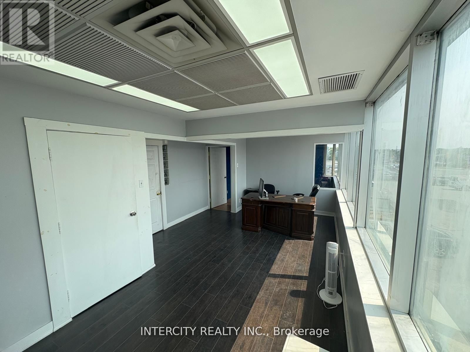 1890 LAWRENCE AVENUE EAST Image 11