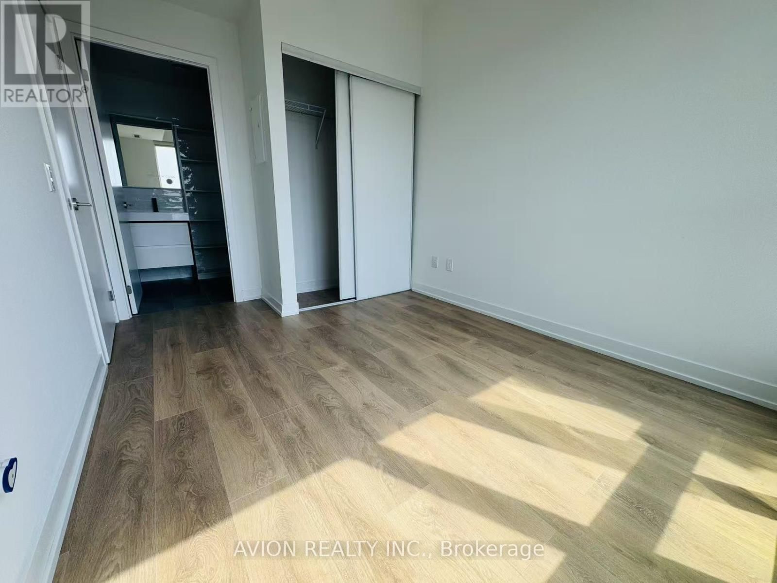 545 - 150 LOGAN AVENUE Image 6