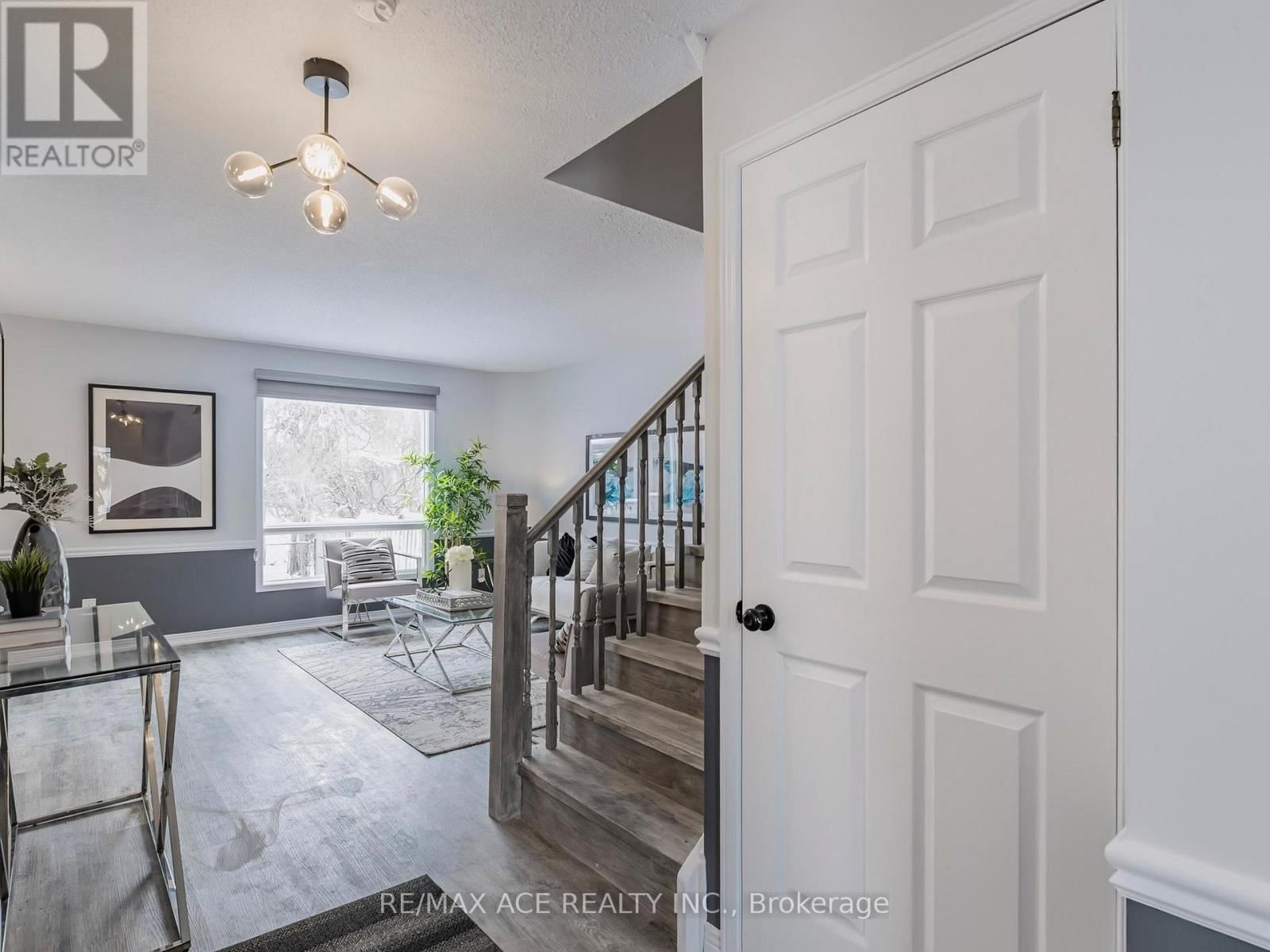 35 STAGEMASTER CRESCENT Image 6