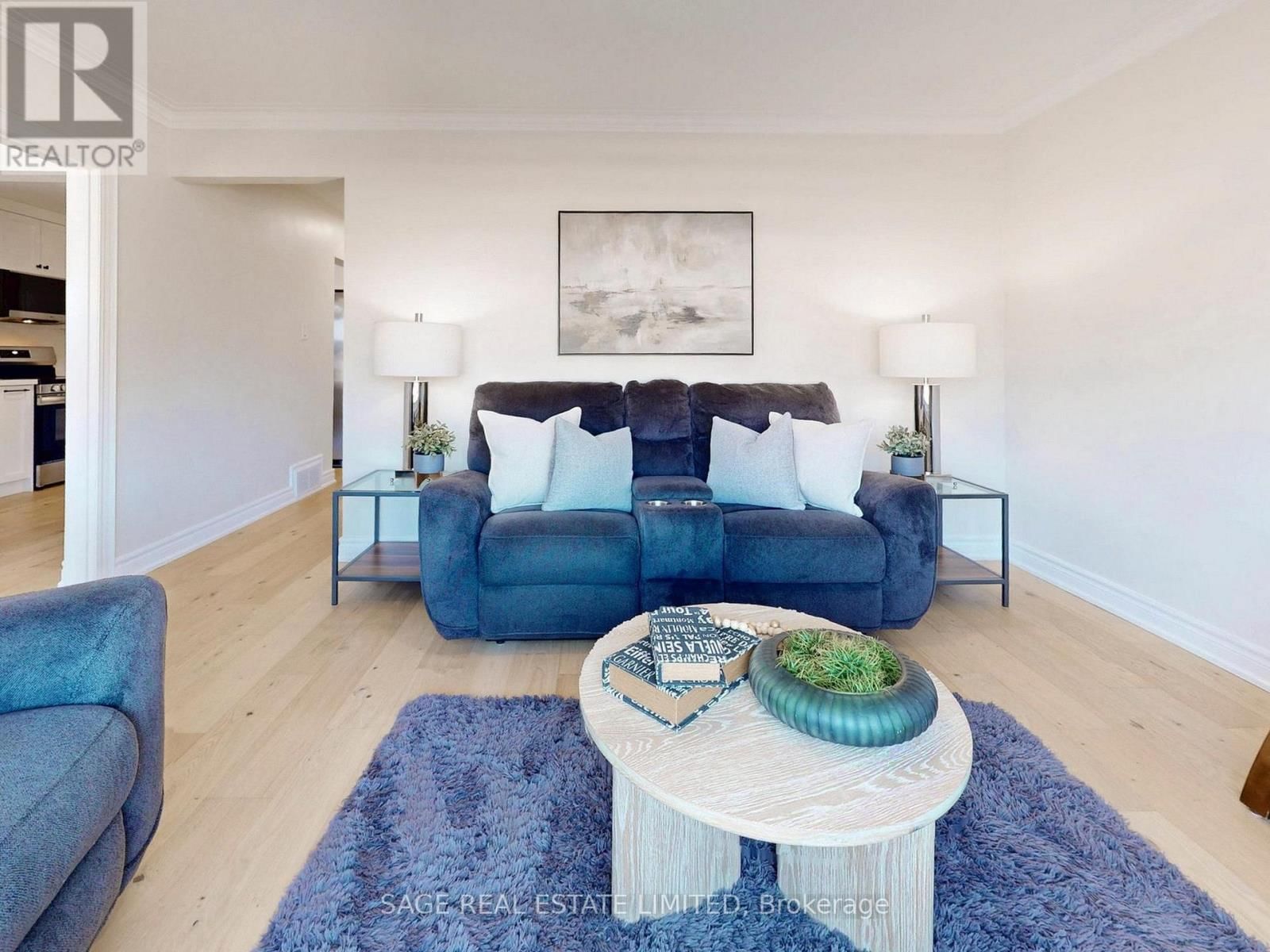 8 LOMBARDY CRESCENT Image 11