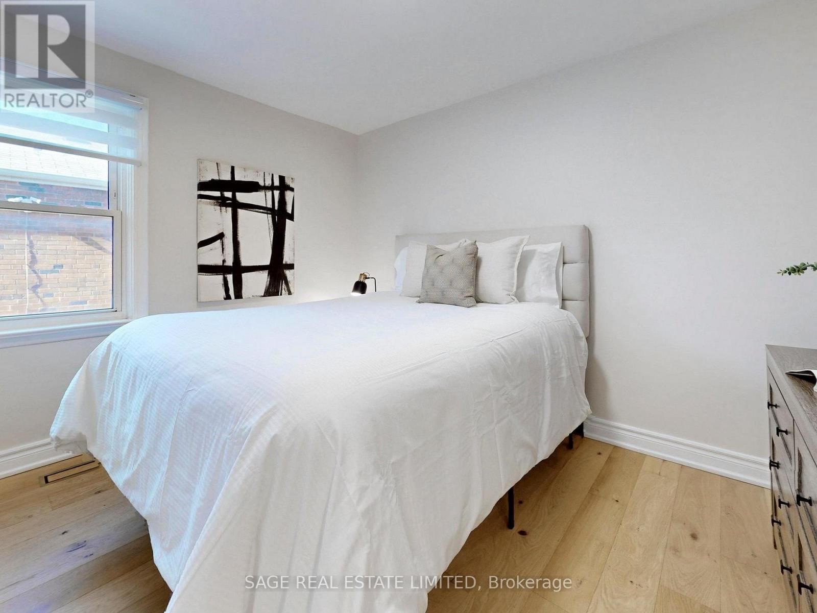 8 LOMBARDY CRESCENT Image 12