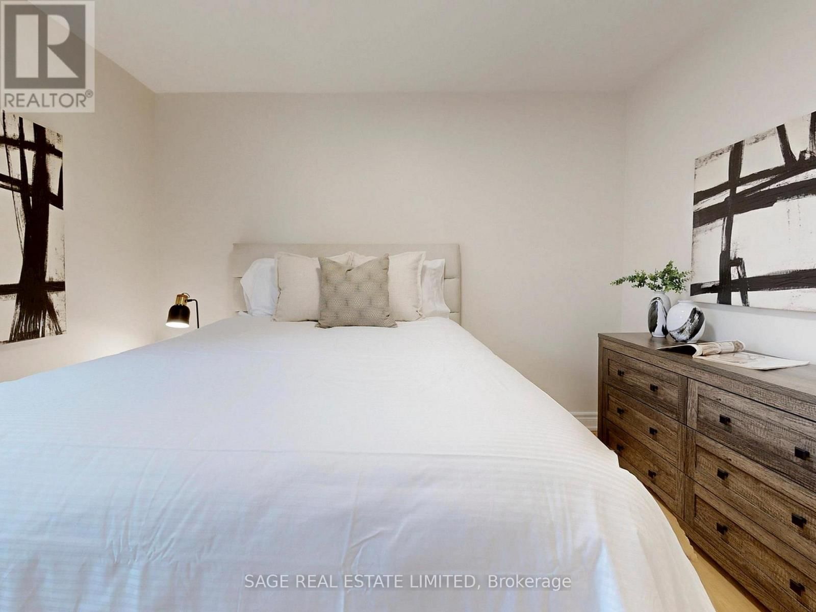 8 LOMBARDY CRESCENT Image 14