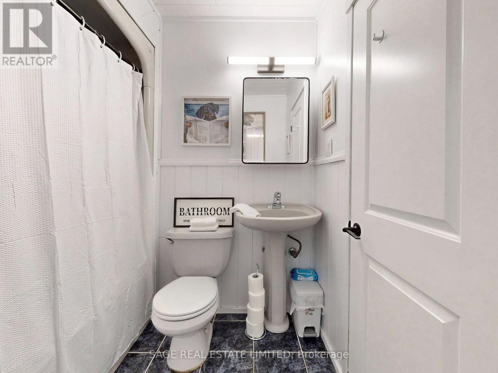 8 LOMBARDY CRESCENT Image 15