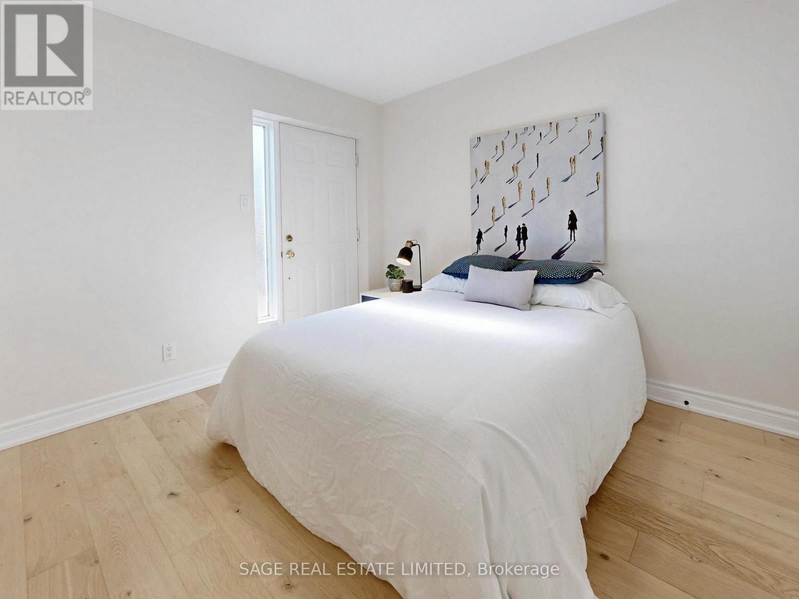 8 LOMBARDY CRESCENT Image 16