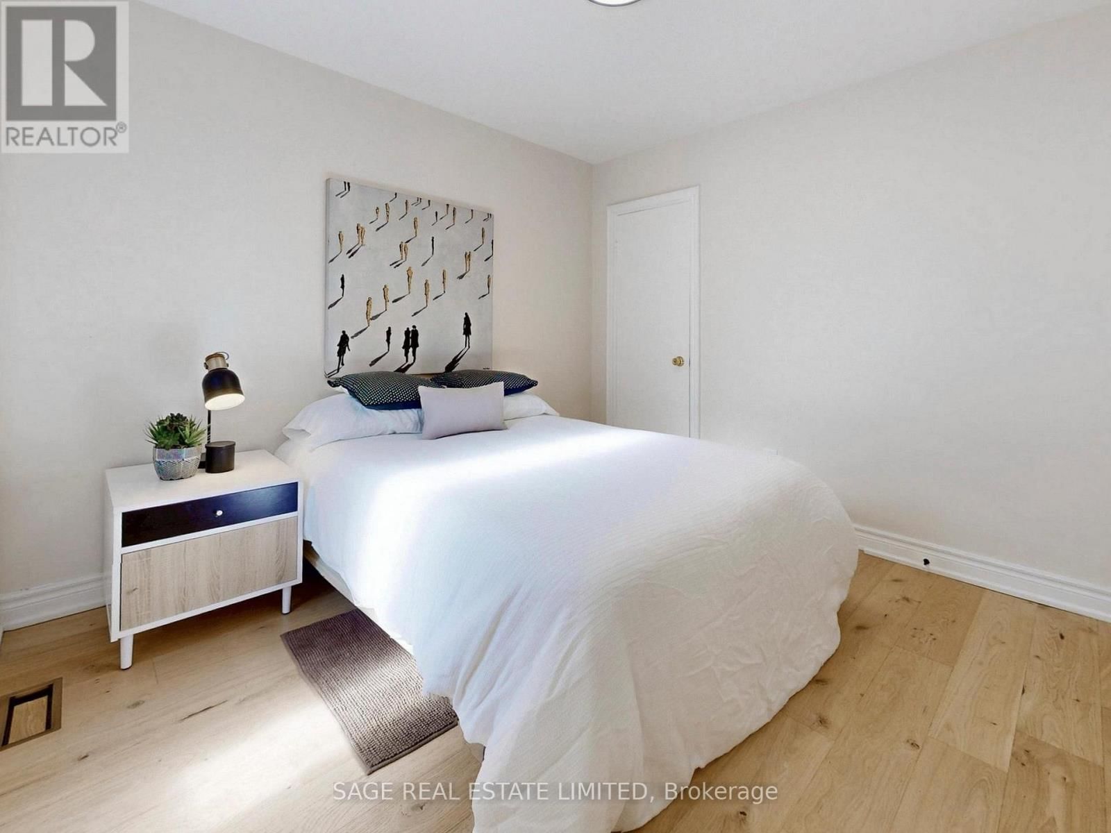 8 LOMBARDY CRESCENT Image 17