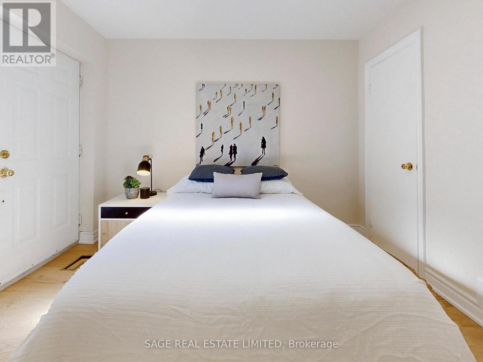 8 LOMBARDY CRESCENT Image 18