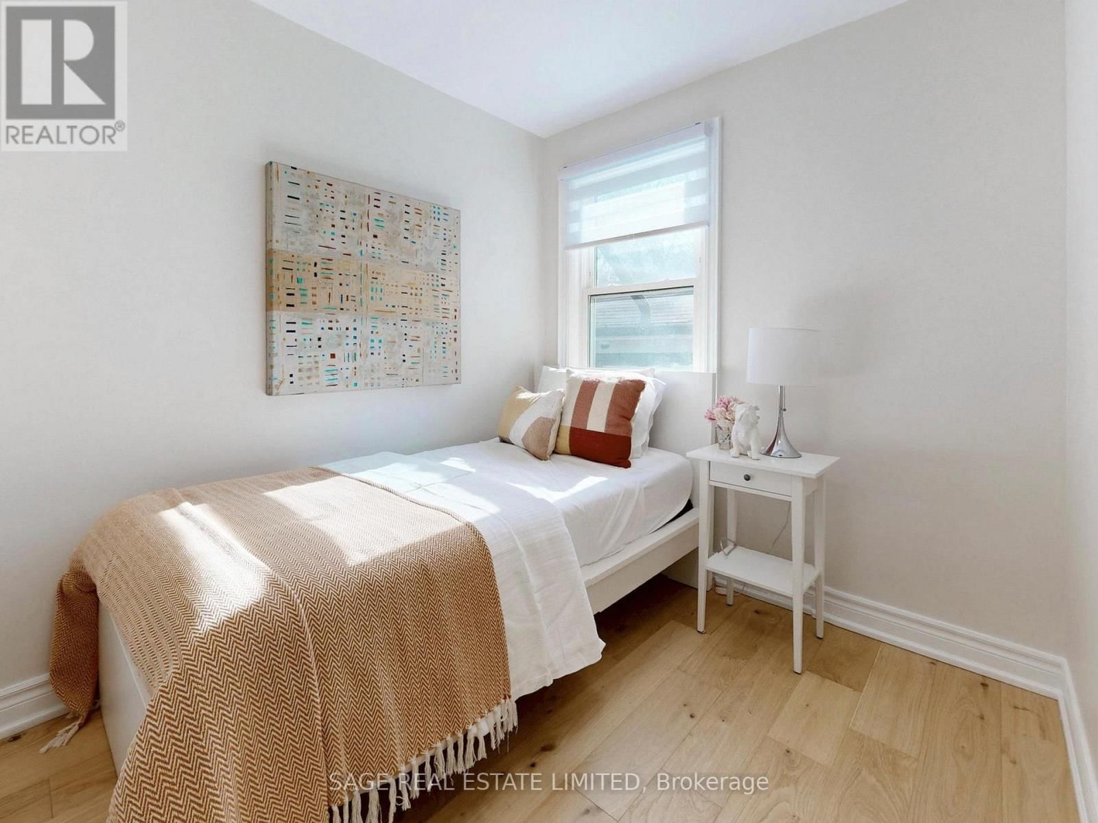 8 LOMBARDY CRESCENT Image 19