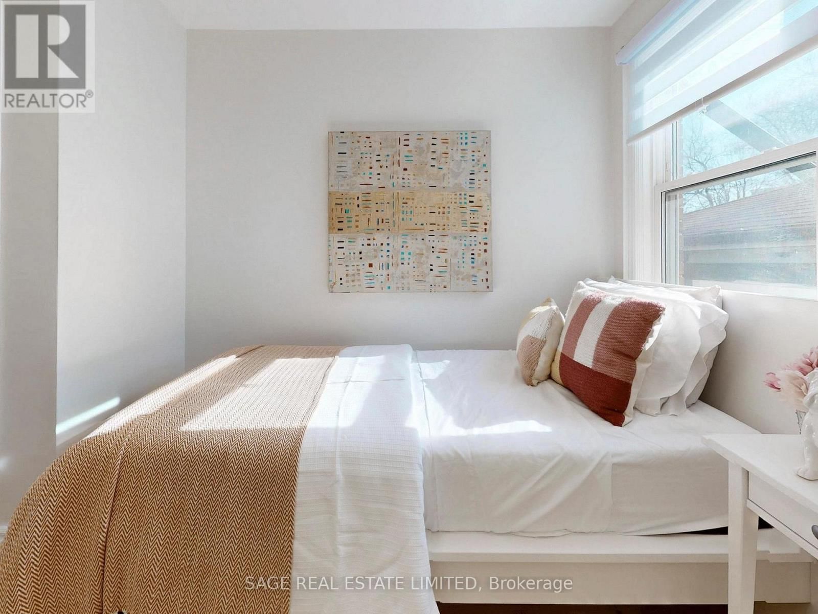 8 LOMBARDY CRESCENT Image 20