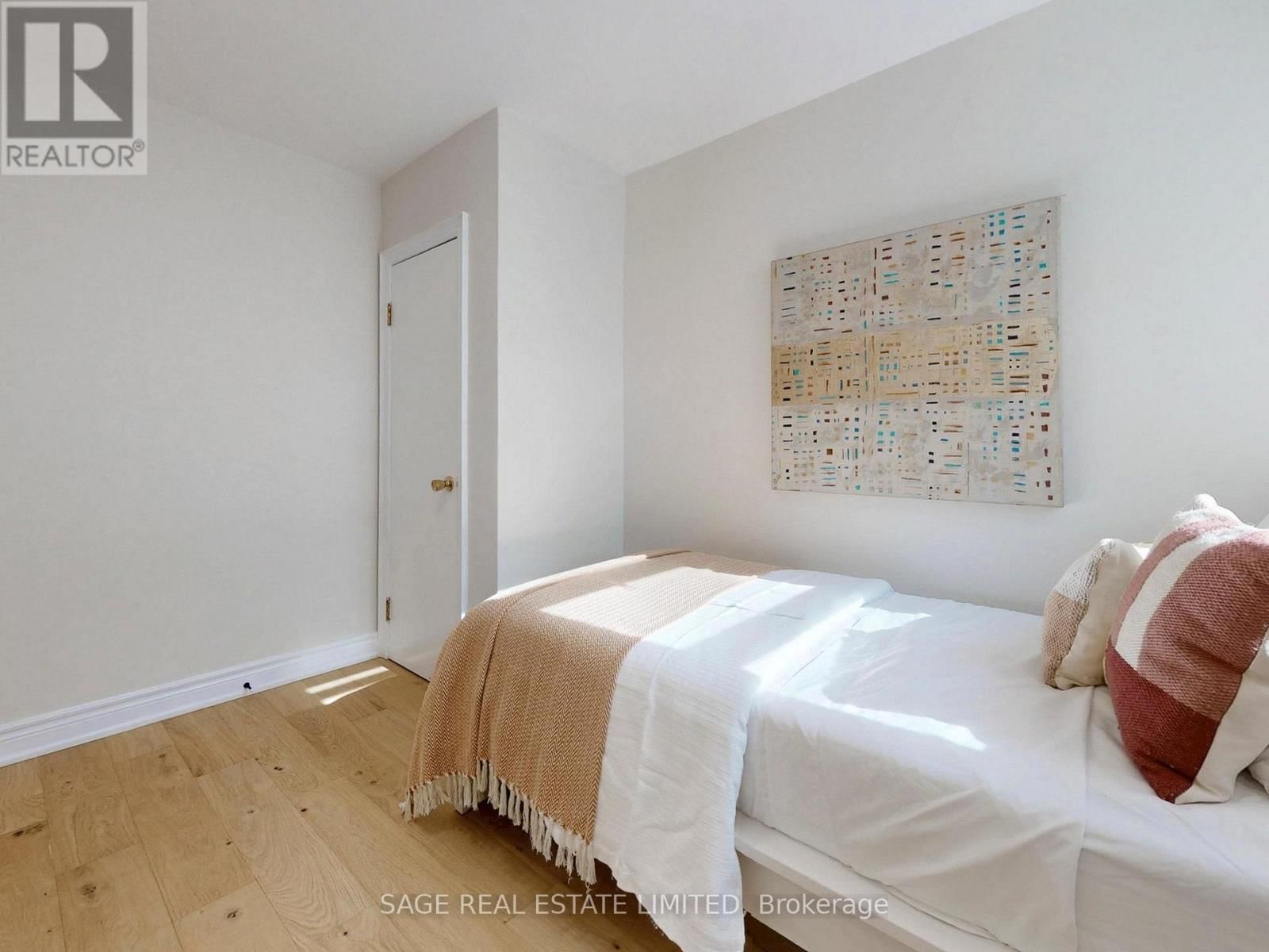 8 LOMBARDY CRESCENT Image 21