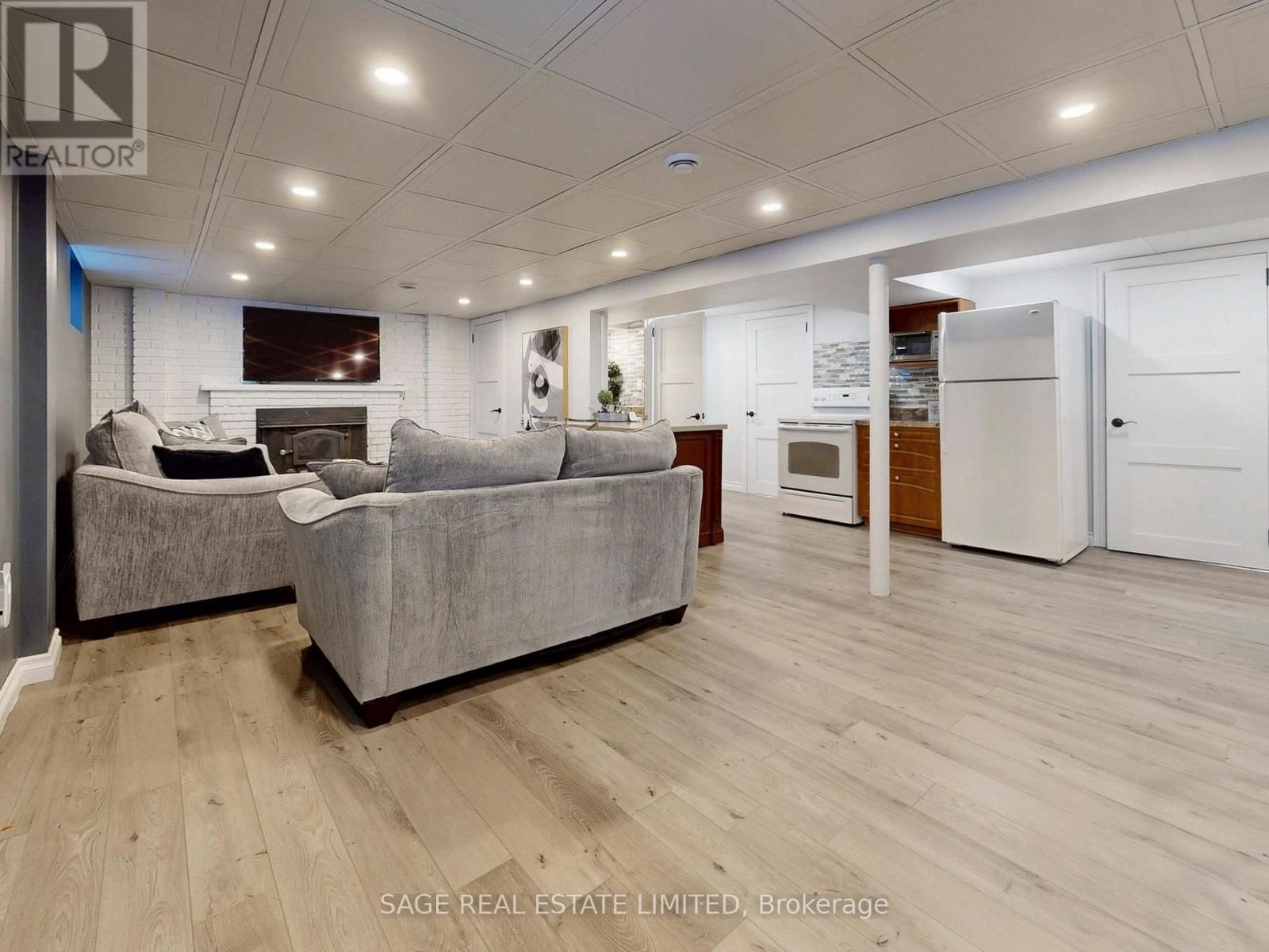 8 LOMBARDY CRESCENT Image 22